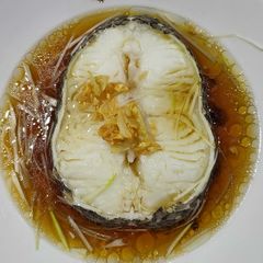 A picture of Steamed snow fish.