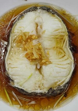 A picture of Steamed snow fish.