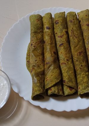 पालक पराठा (palak paratha recipe in marathi) रेसिपी चे मुख्य फोटो 