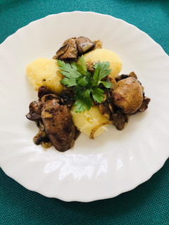 Pirított csirkemáj, gombás hagyma ágyon recept fotója