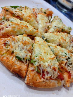 चीज़ पनीर पिज़्ज़ा इन ओवन (cheese paneer pizza in oven recipe in Hindi) रेसिपी मुख्य फोटो