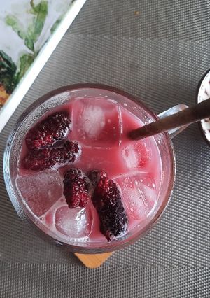 Hình của món Yakul dâu tằm.