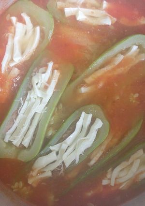 Una foto de Calabazas rellenas de frijoles con queso a la Mario, s