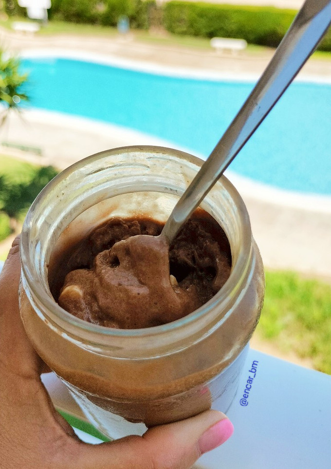 Una foto de Mousse helada de chocolate con almendras y pepitas de chocolate blanco