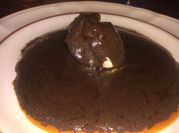Una foto de pollo con chiles cascabel