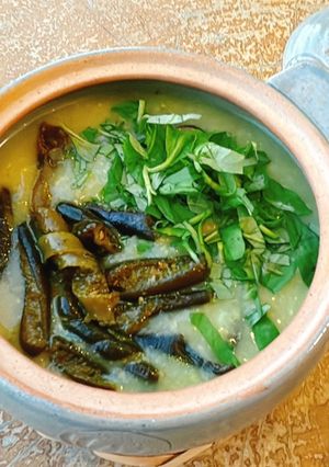 Hình của món Cháo tảo xoắn nghệ rau răm.