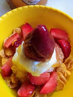 Una foto de Desayuno Saludable y Nutritivo... Además con Frutilla !!