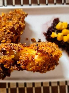Una foto de Pollo Kentucky con arroz negro