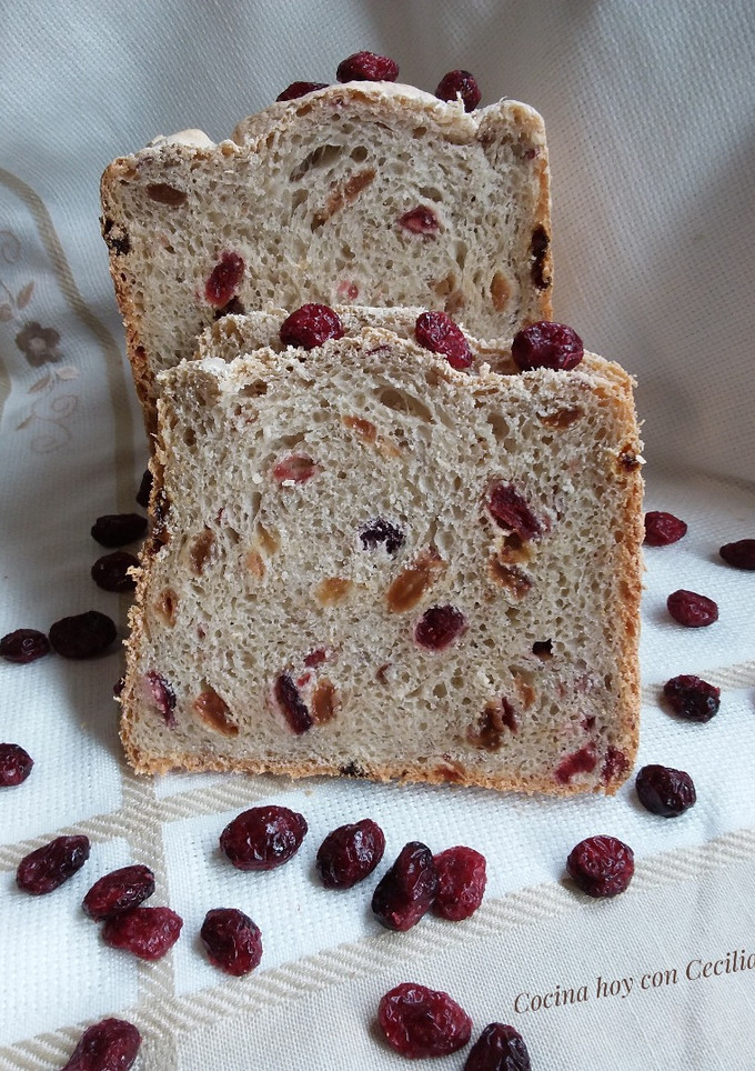 Una foto de Pan con arándanos y uvas pasas elaborado con panificadora