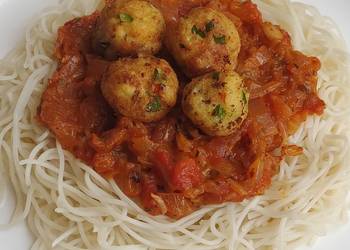 How to Cook Delicious Spaghetti in bolongnese sauce with golden paneer balls