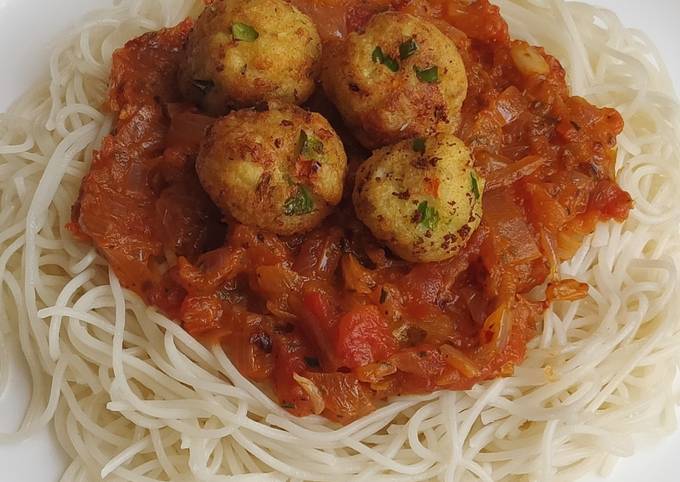 Spaghetti in bolongnese sauce with golden paneer balls