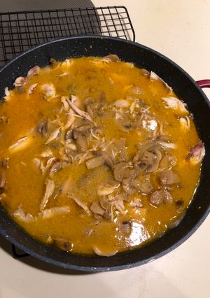 Una foto de Pollo con Champiñones en Olla Rápida
