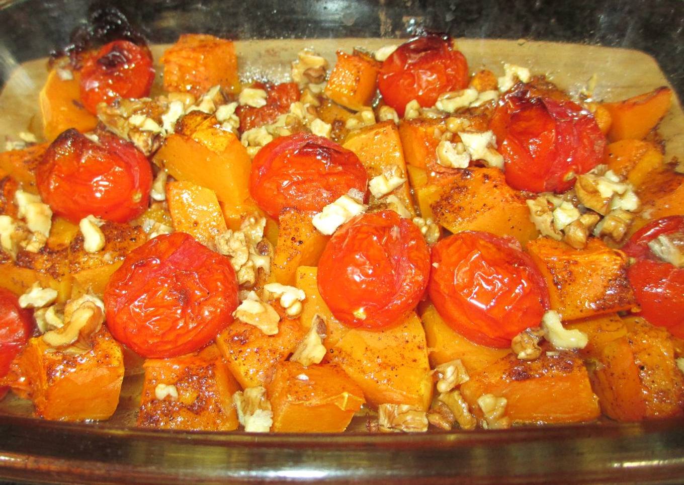 Calabaza en el horno con tomates cherry y nueces-veggie