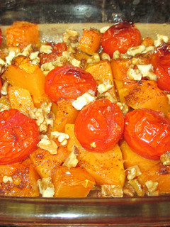 Una foto de Calabaza en el horno con tomates cherry y nueces-veggie