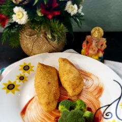 Momos with pizza filling A picture of Momos with pizza filling.