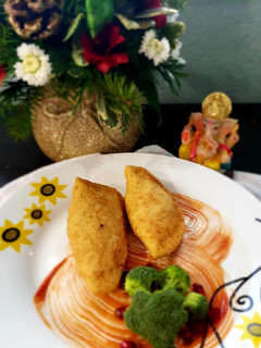 A picture of Momos with pizza filling.