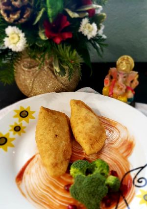 A picture of Momos with pizza filling.