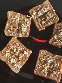 गार्लिक ब्रेड (Garlic bread recipe in marathi) रेसिपी चे मुख्य फोटो