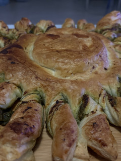 Una foto de Hojaldre con Camembert y pesto