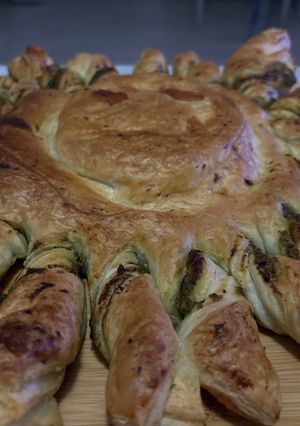 Una foto de Hojaldre con Camembert y pesto