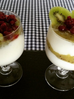 Una foto de Crema de yogur con kiwis