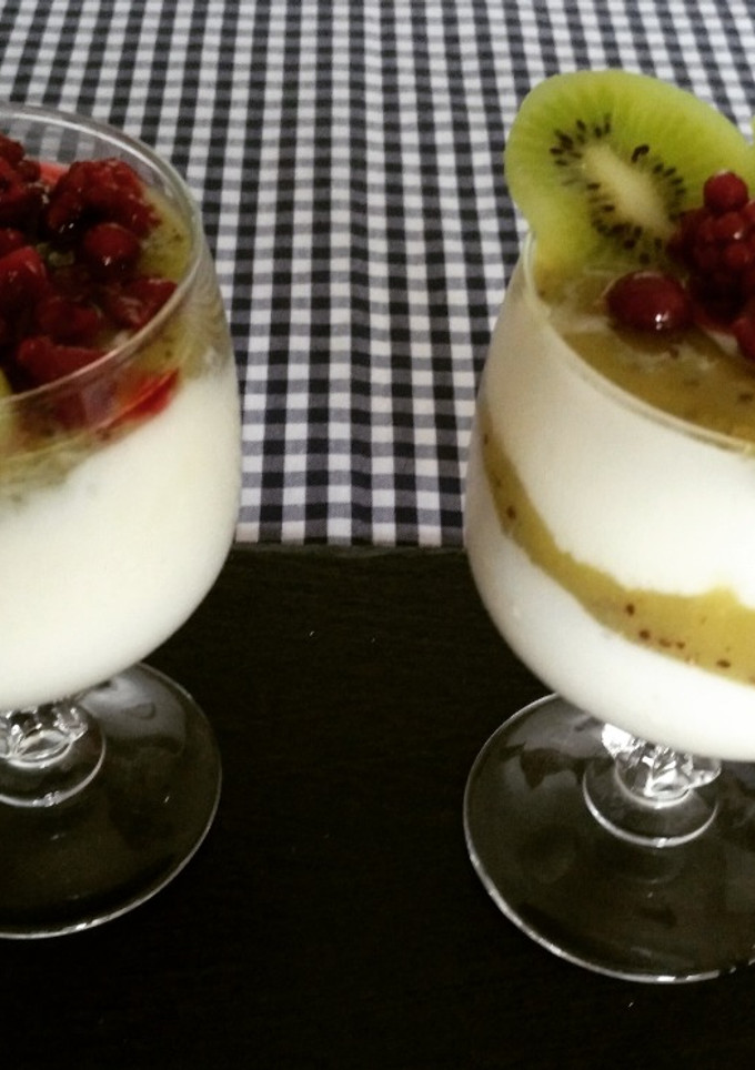 Una foto de Crema de yogur con kiwis