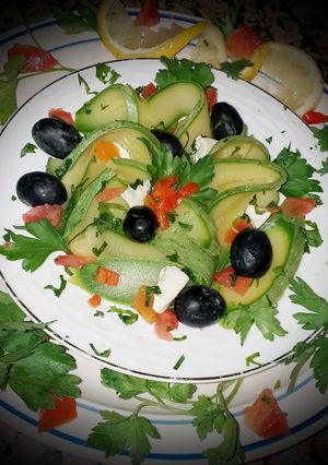 Une photo de Salade de courgettes aux olives noir,fromage
