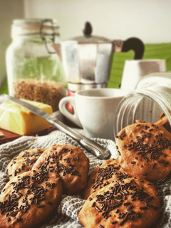 Una foto de Galletitas de plátano 🍌 y cacahuete 🥜 con chispas de chocolate 🍫