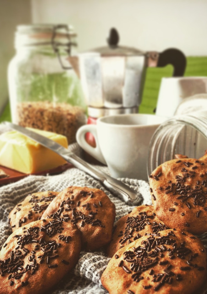 Una foto de Galletitas de plátano 🍌 y cacahuete 🥜 con chispas de chocolate 🍫