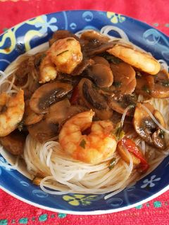 Una foto de Fideos chinos con Champiñones y langostinos