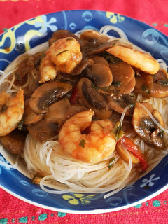Una foto de Fideos chinos con Champiñones y langostinos