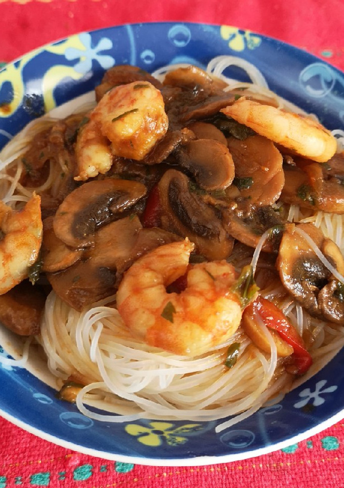 Una foto de Fideos chinos con Champiñones y langostinos
