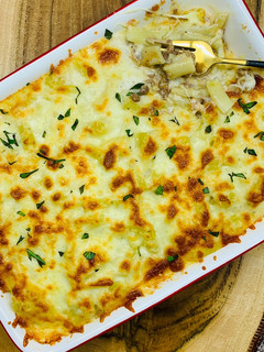 A picture of Baked Cheesy Béchamel Pasta with mincemeat.
