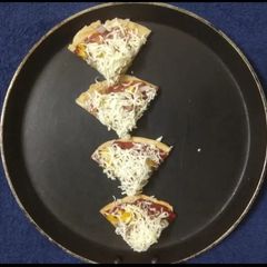 A picture of Bhakhri pizza.
