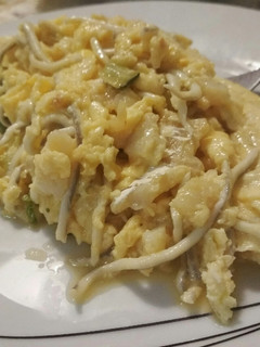 Una foto de Revuelto de bacalao, calabacín y gulas