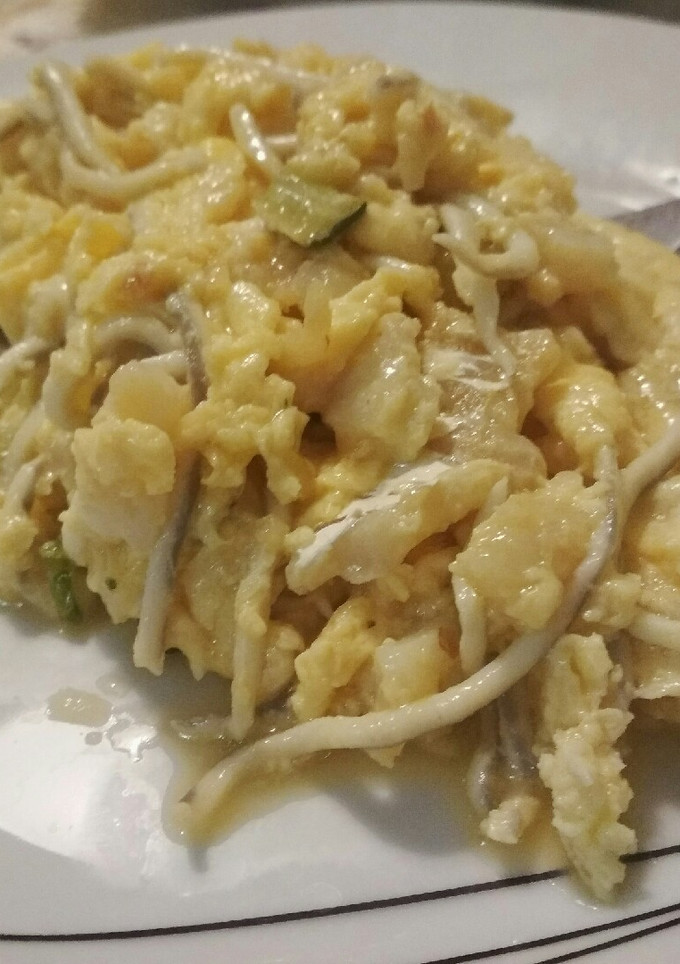 Una foto de Revuelto de bacalao, calabacín y gulas