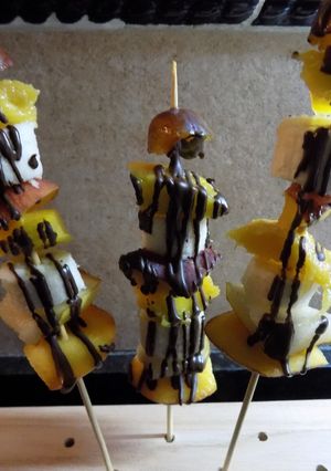 Una foto de Pinchos de malvaviscos con frutas y mas cosas ricas..