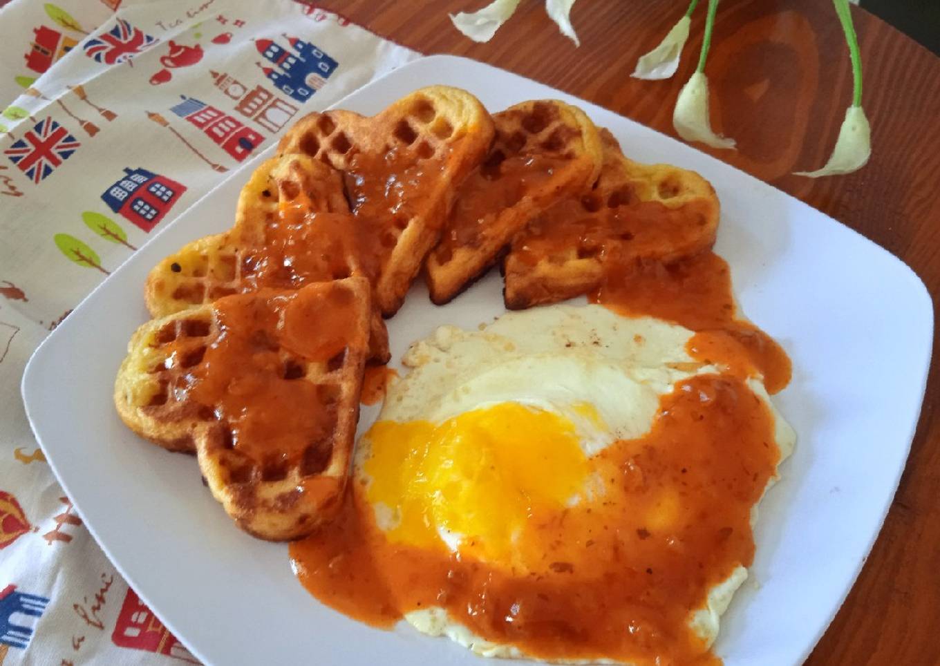 Potato Waffles (dg ceplok setengah matang dan saus pasta)