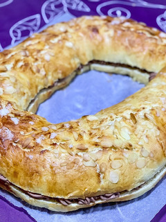 Una foto de Roscón de Reyes rápido relleno de trufa