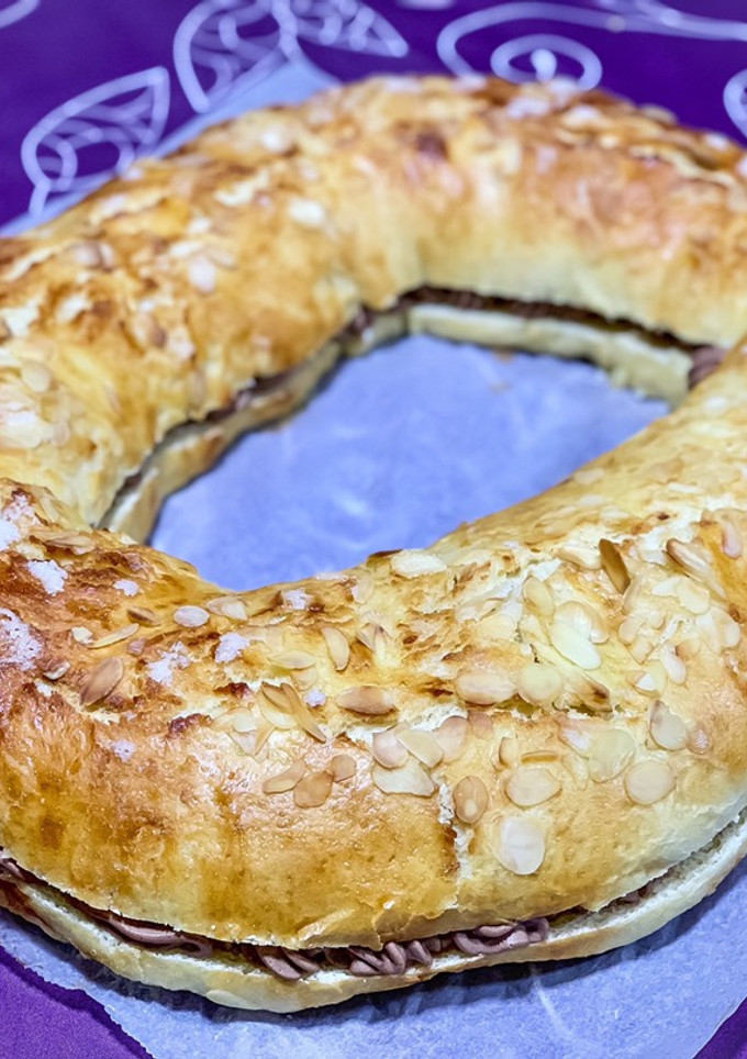 Una foto de Roscón de Reyes rápido relleno de trufa