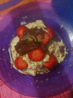 Una foto de Crema doble con frutilla y chocolate 😍