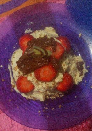 Una foto de Crema doble con frutilla y chocolate 😍