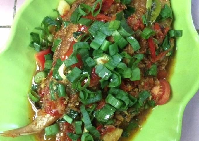 Ikan ekor kuning kuah pedas