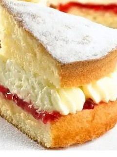 Una foto de Pastel de capas de mermelada de fresa y nata