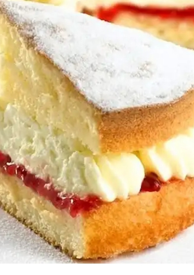 Una foto de Pastel de capas de mermelada de fresa y nata