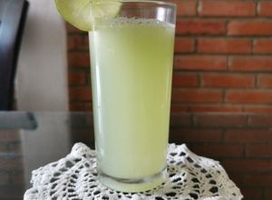Una foto de Agua de pepino con limón