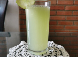 Una foto de Agua de pepino con limón