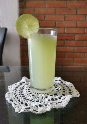 Una foto de Agua de pepino con limón