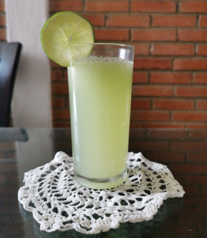 Una foto de Agua de pepino con limón