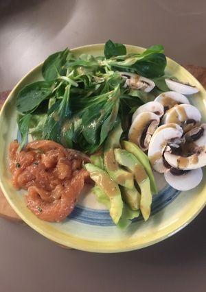 Une photo de Salade saumon en carpaccio et avocat